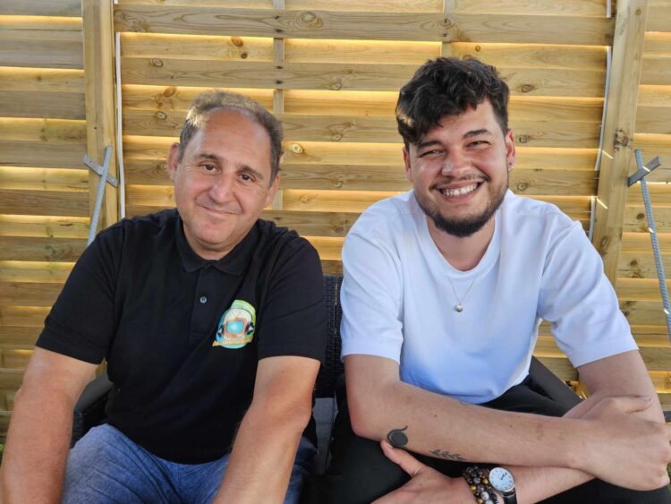 Chut on écoute la télé fait sa rentrée le Lundi 2 Septembre sur 21 radios avec le chanteur Joseph Kamel comme parrain et 1er invité de cette saison 2024-2025